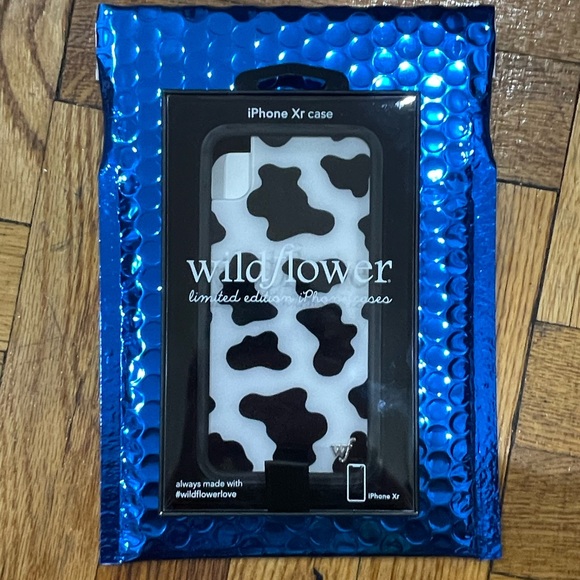 Wildflower NWT Cowprint iPhone Xr protective case - Picture 2 of 5